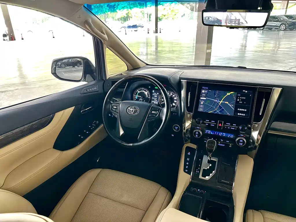Toyota Alphard — миниатюра 10