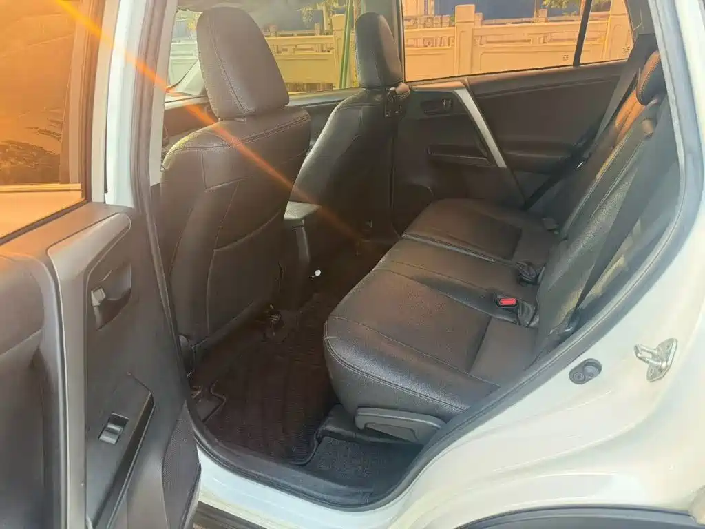 Toyota RAV4 — миниатюра 8