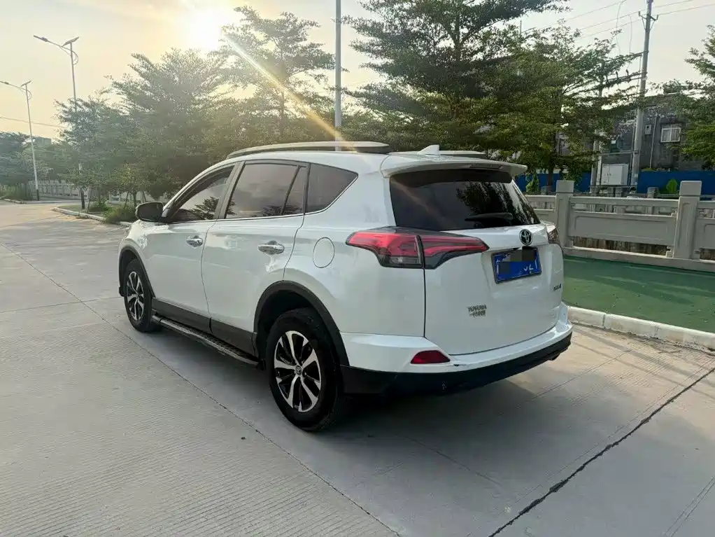 Toyota RAV4 — миниатюра 6