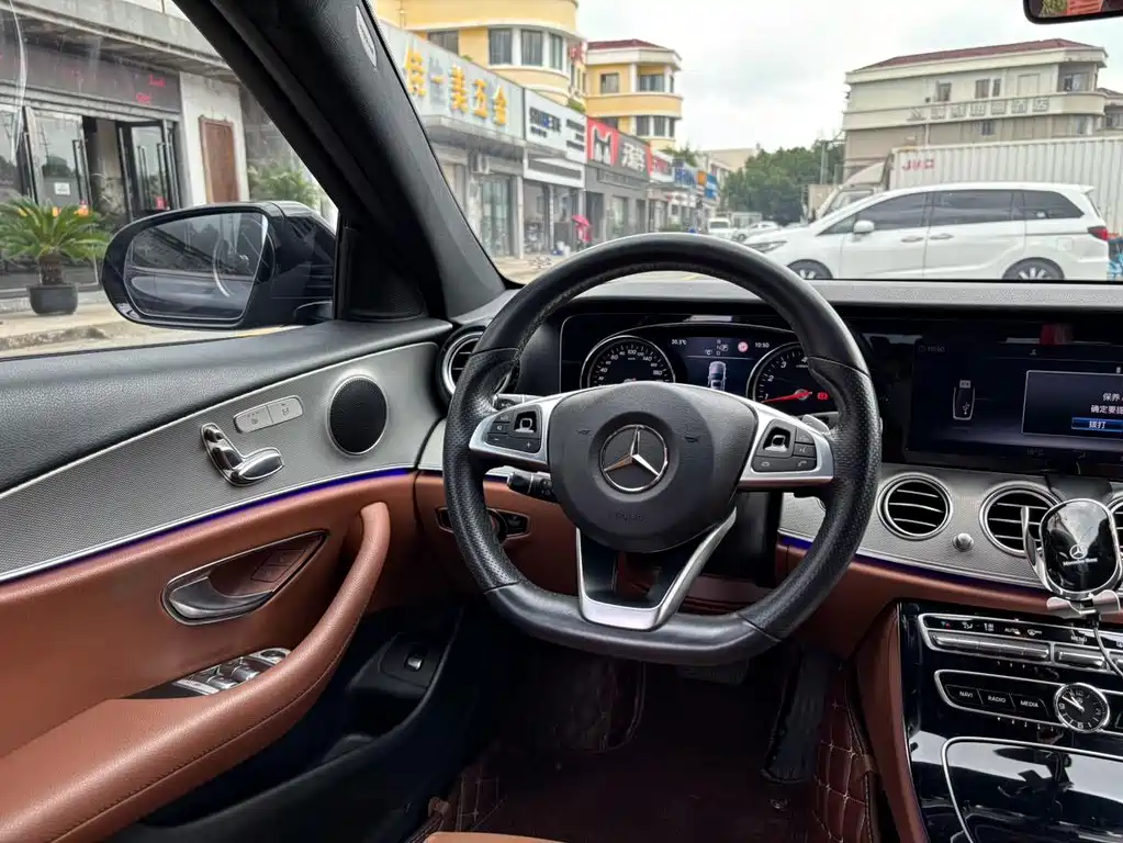 Mercedes-Benz E-Class — миниатюра 7