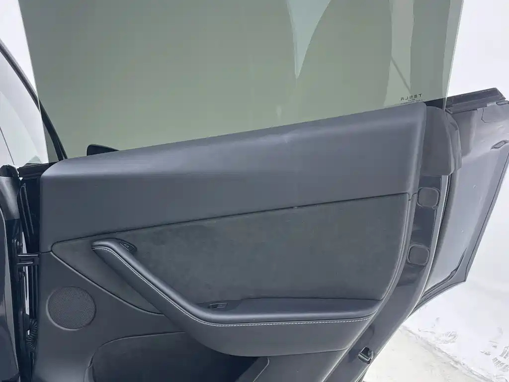 Tesla Model Y — миниатюра 17