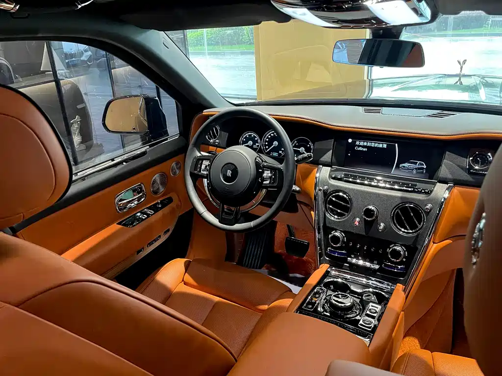Rolls-Royce Cullinan 2024 мест