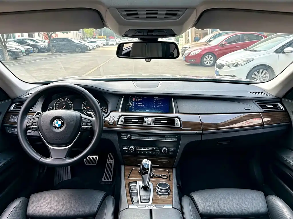 BMW 7 Series — миниатюра 5