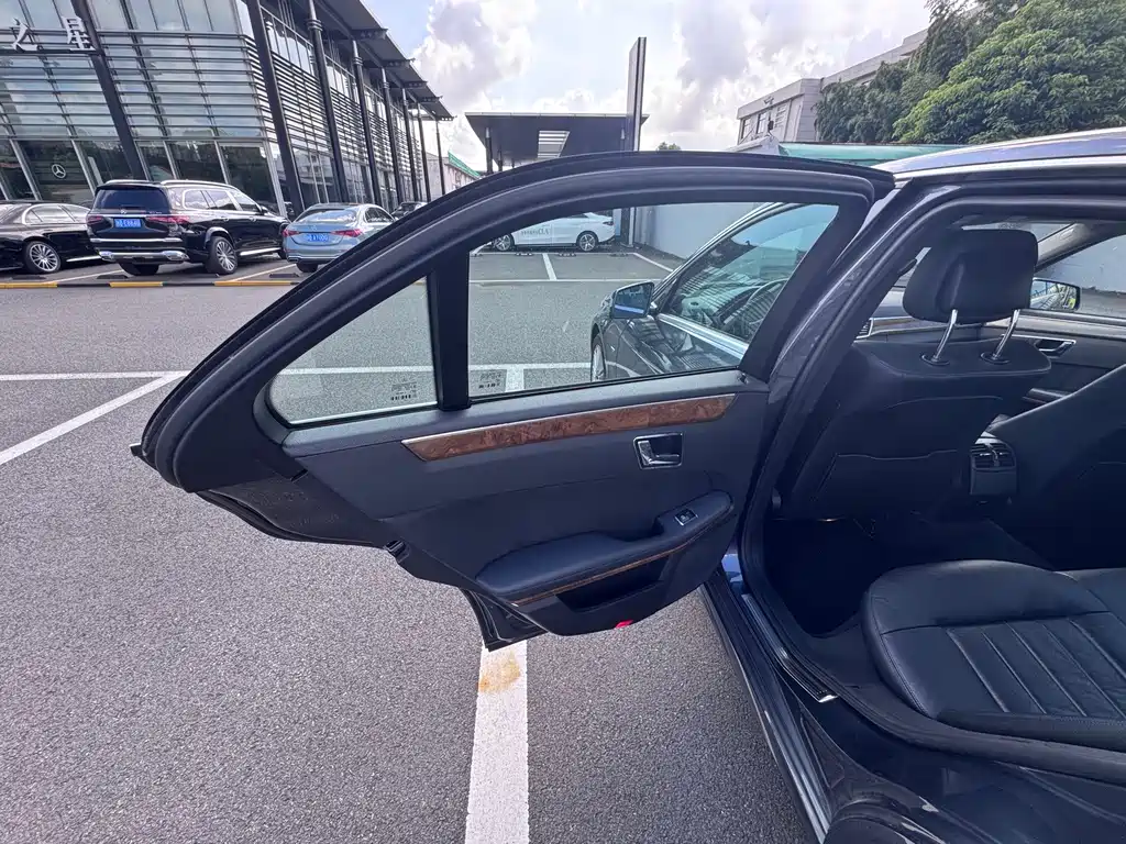 Mercedes-Benz E-Class — миниатюра 7