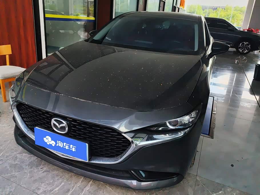 Mazda Mazda3 Axela 2.0 л 2024 г. Серебристо-серый, пробег 30900 км