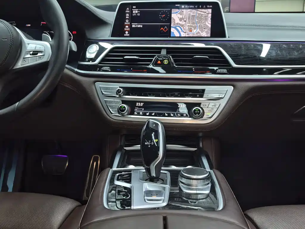 BMW 7 Series — миниатюра 24
