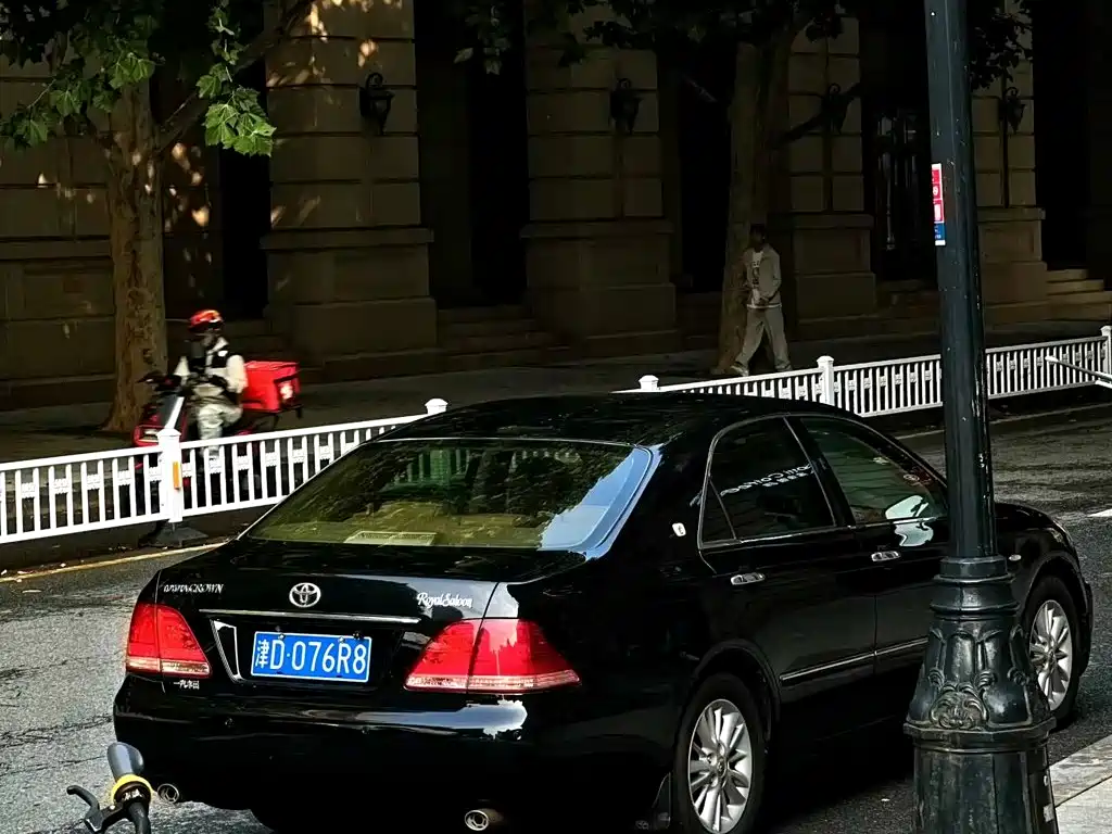 Toyota Crown — миниатюра 6