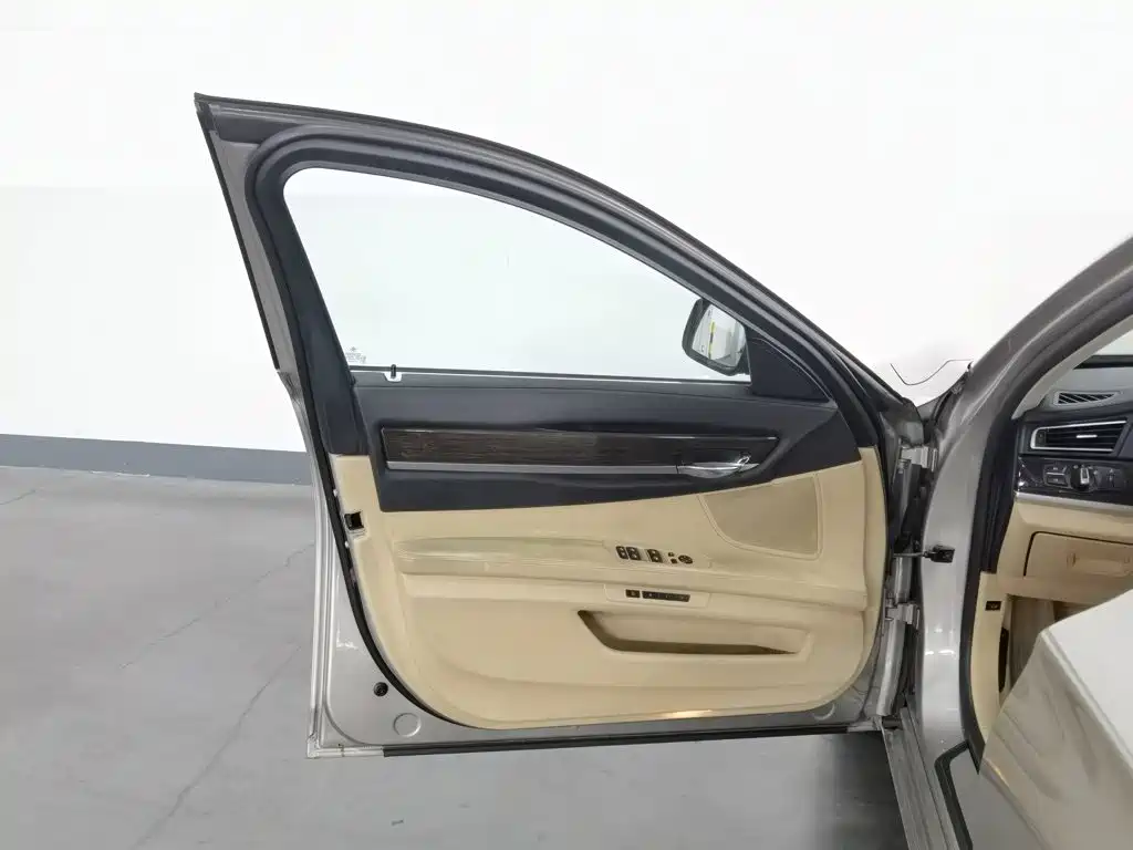 BMW 7 Series — миниатюра 8