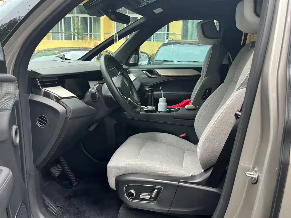 Volvo EM90 — миниатюра 5