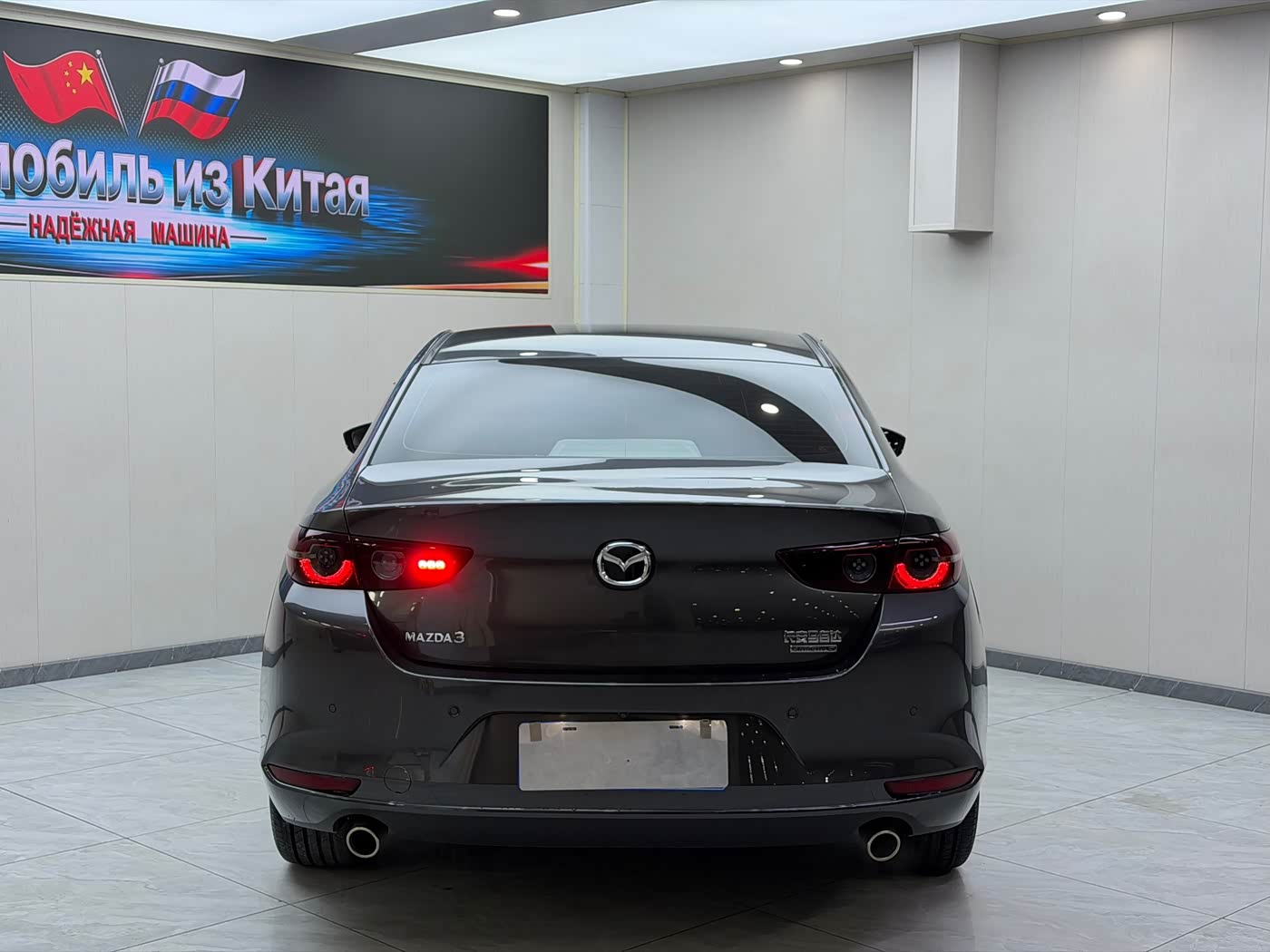 Mazda Mazda3 Axela 2.0 л 2023 г. Серебристо-серый, пробег 16700 км