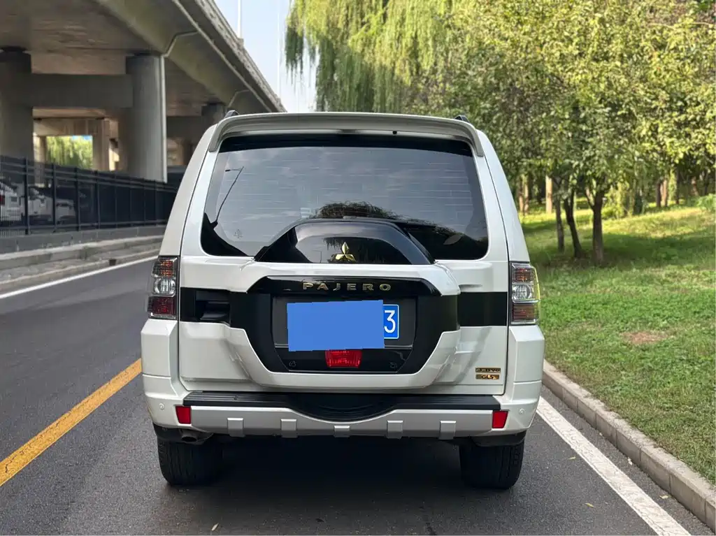 Mitsubishi Pajero (Import) — миниатюра 6