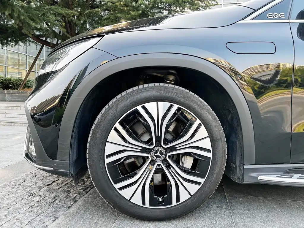 Mercedes-Benz EQE SUV — миниатюра 12