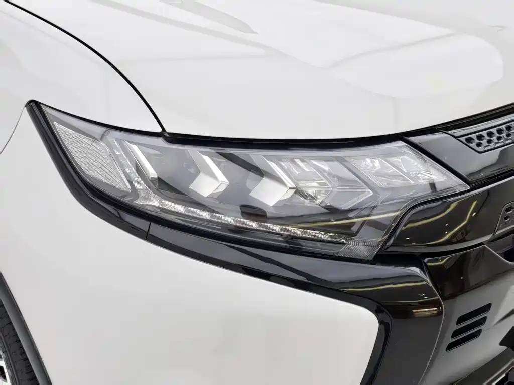 Mitsubishi Outlander — миниатюра 18