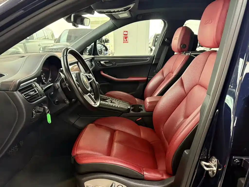 PORSCHE MACAN