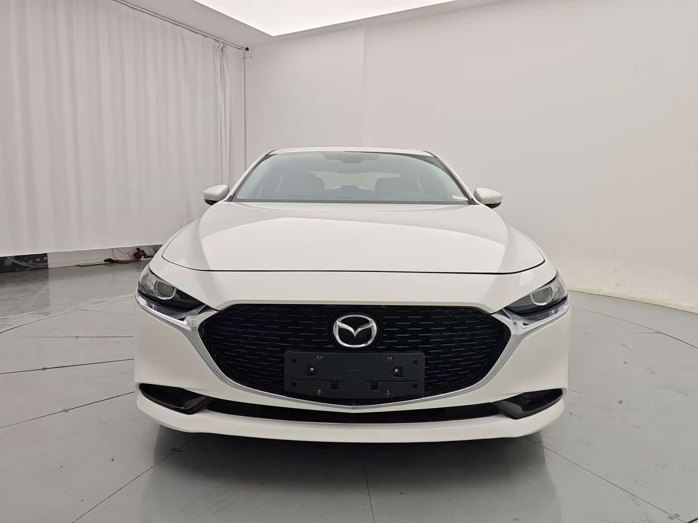 Mazda Mazda3 Axela 2.0 л 2021 г. Белый, пробег 28000 км