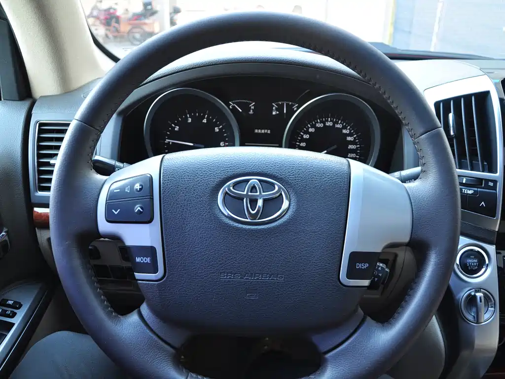 Toyota Land Cruiser 2012 4.6L AT VX