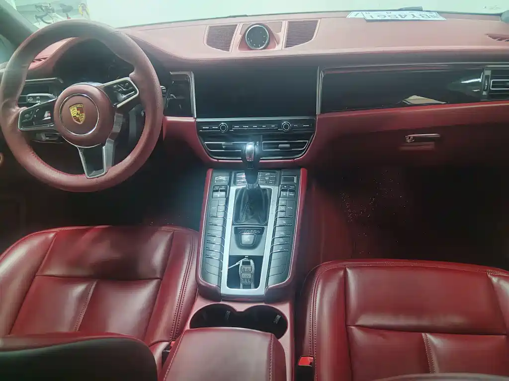 PORSCHE MACAN
