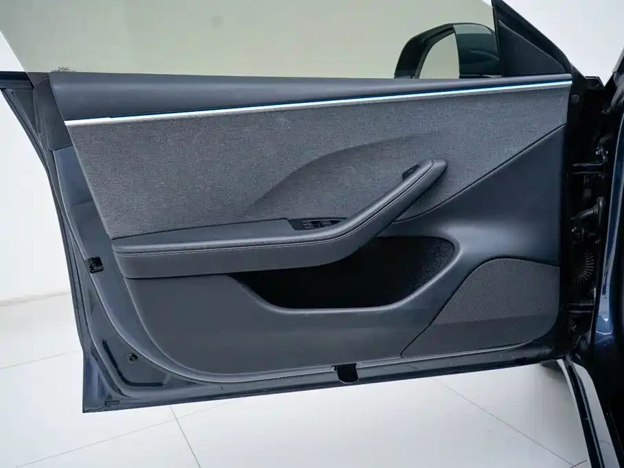 Tesla Model 3 — миниатюра 16