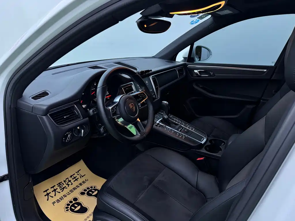 PORSCHE MACAN