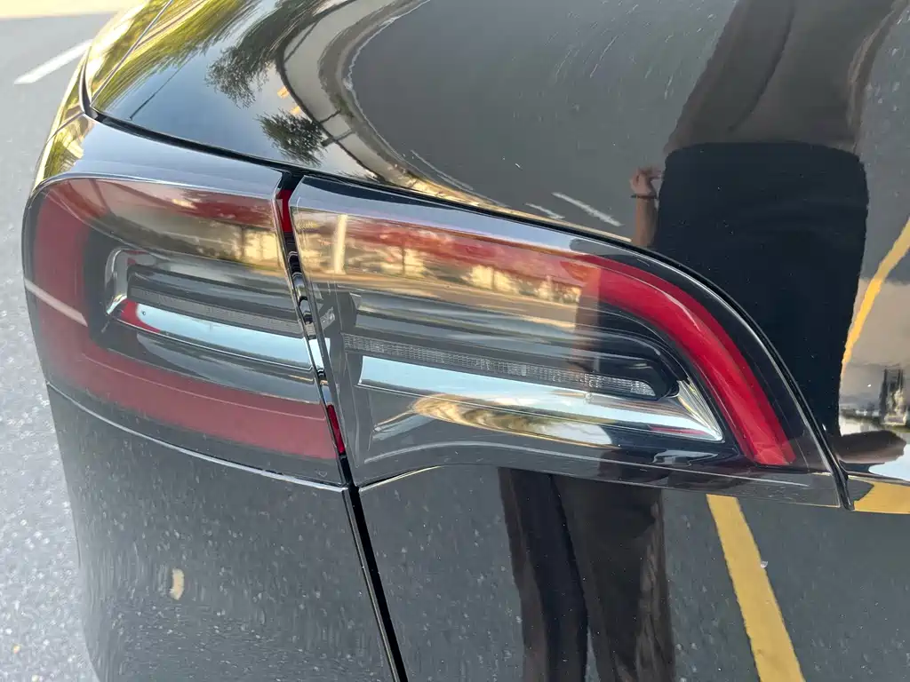 Tesla Model Y — миниатюра 7