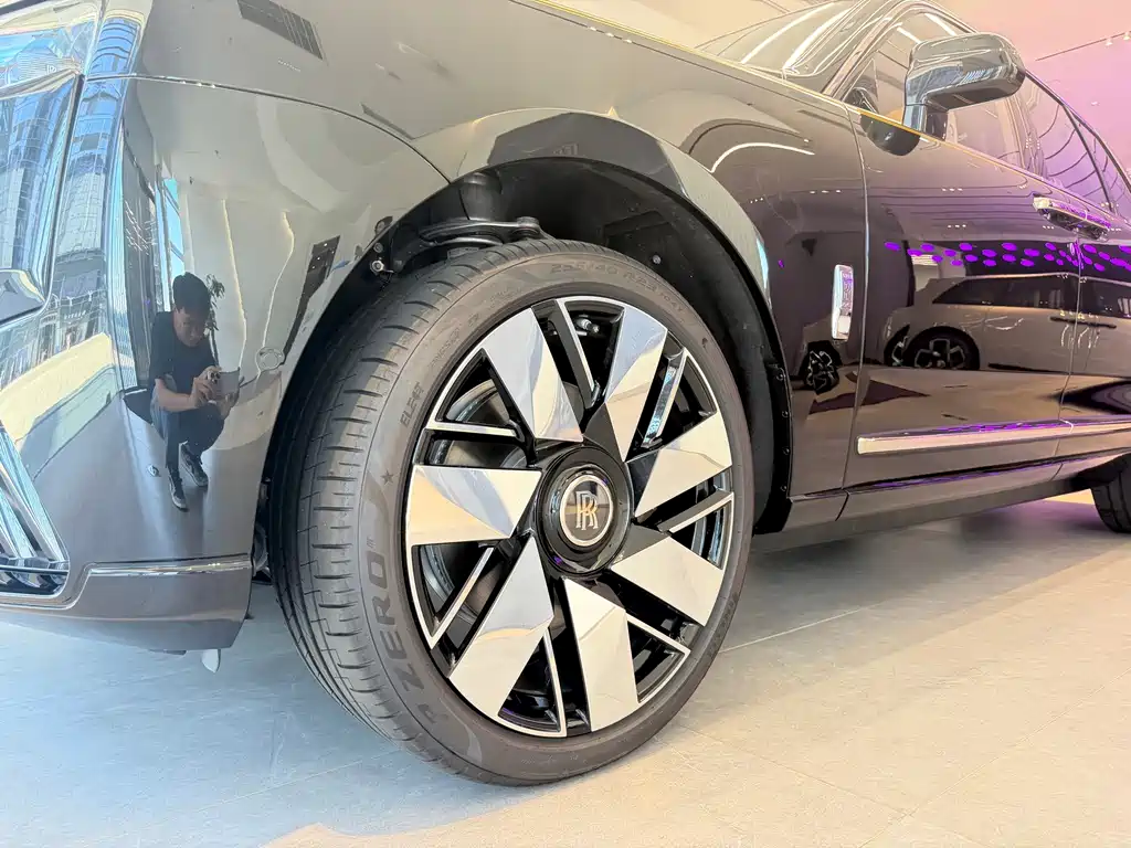 Rolls-Royce Cullinan — миниатюра 4