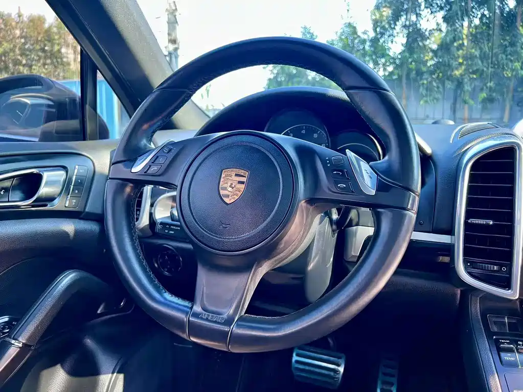 Porsche Cayenne — миниатюра 12