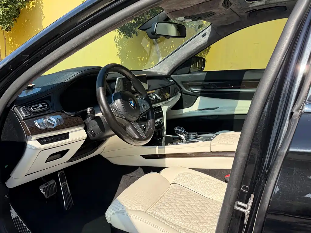 BMW 7 Series — миниатюра 11