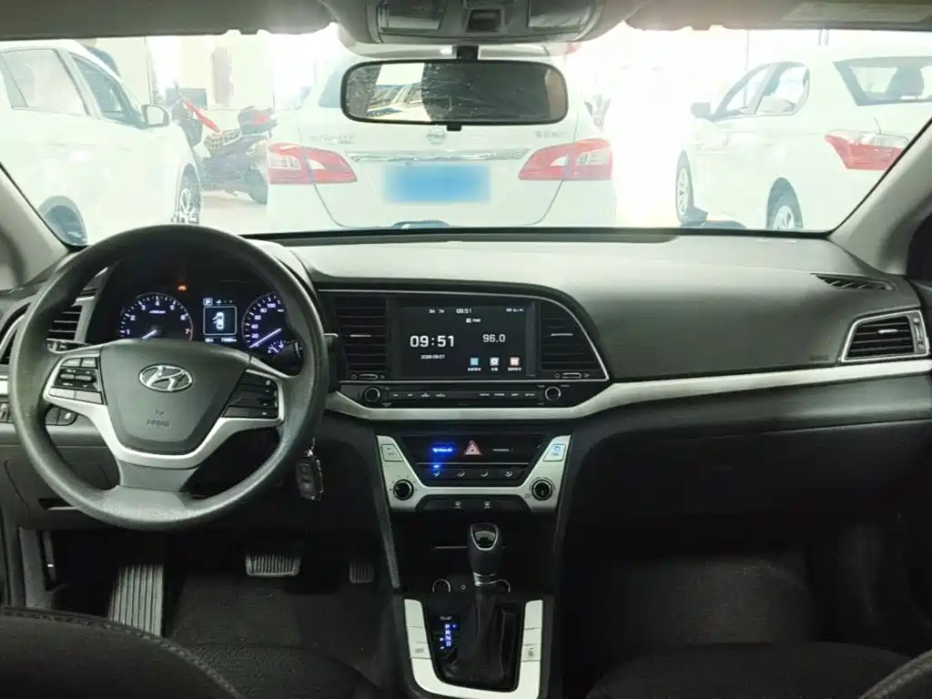 Hyundai Elantra — миниатюра 10