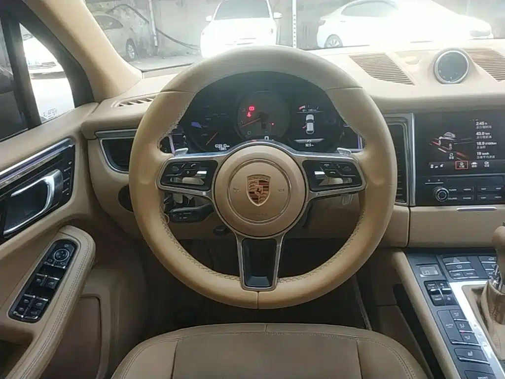 Porsche Macan — миниатюра 11