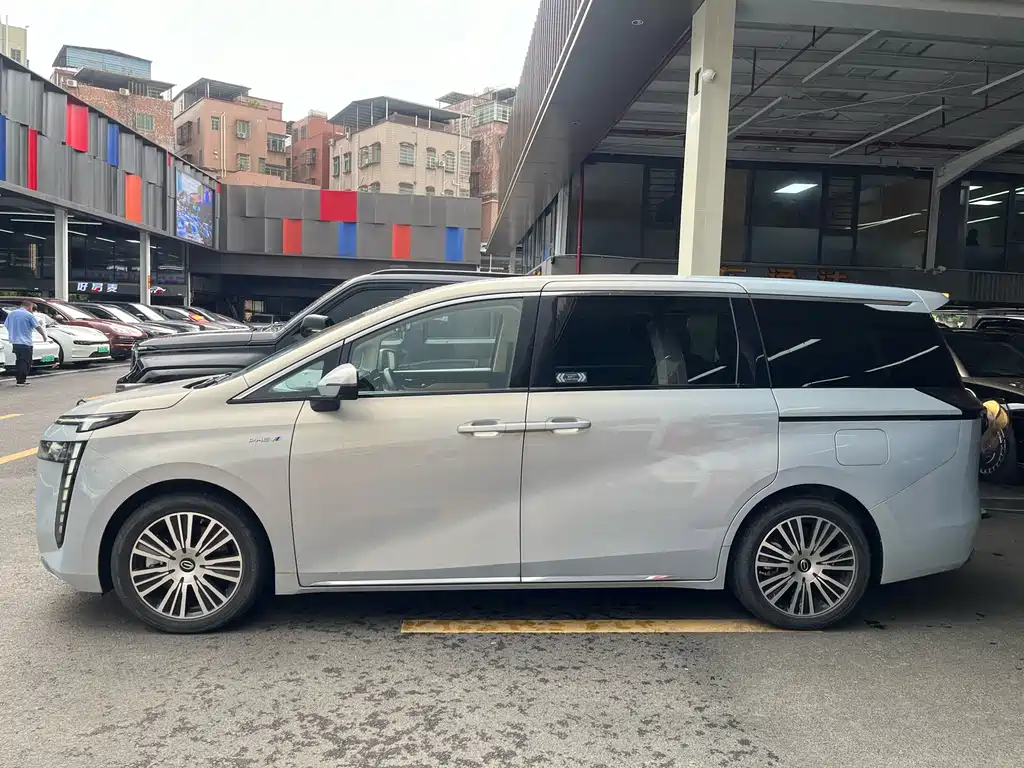 GAC Motor 传祺E8 PHEV — миниатюра 3