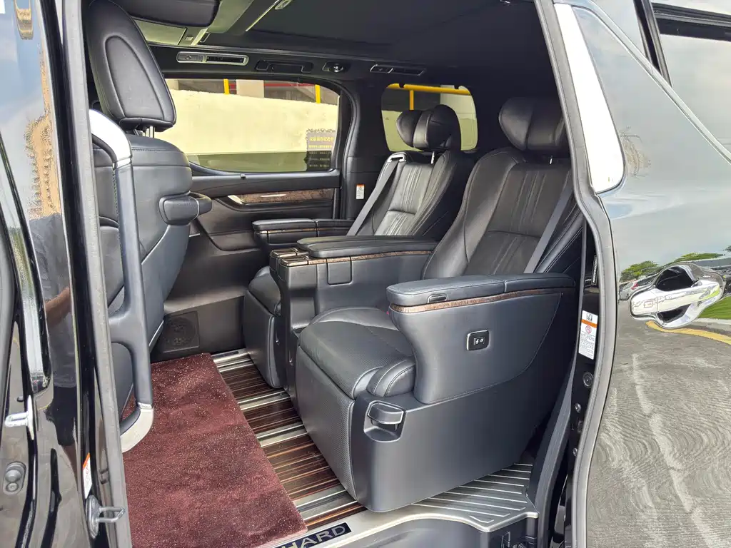 Toyota Alphard — миниатюра 5