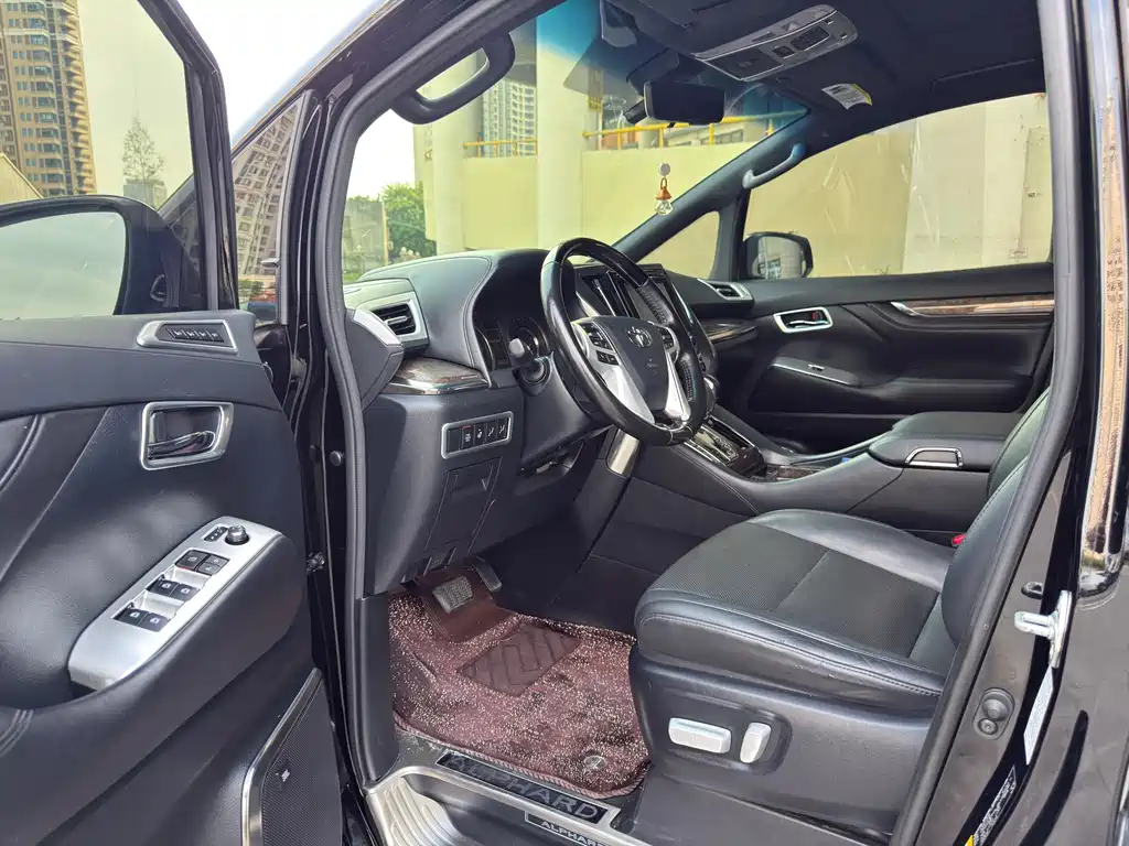 Toyota Alphard — миниатюра 4