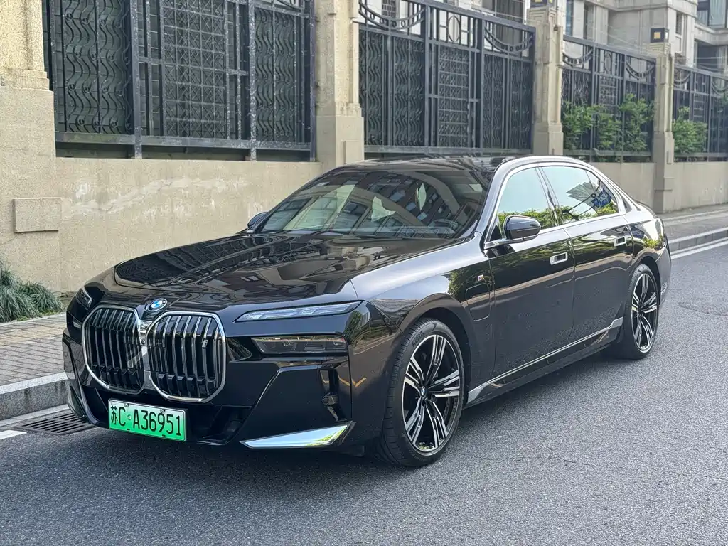 BMW i7
