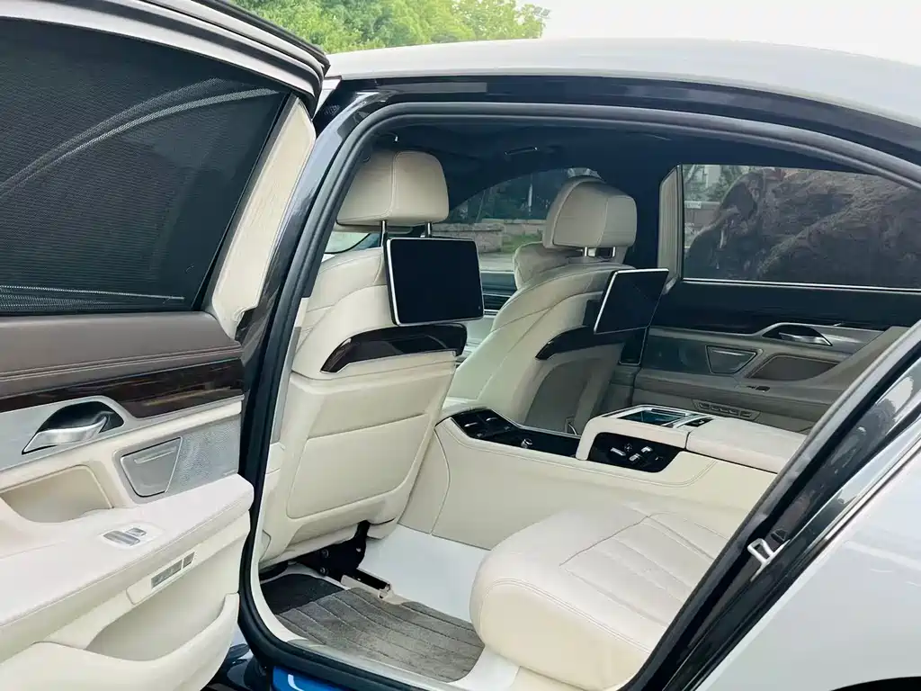BMW 7 Series 7 2016 750Li xDrive мест