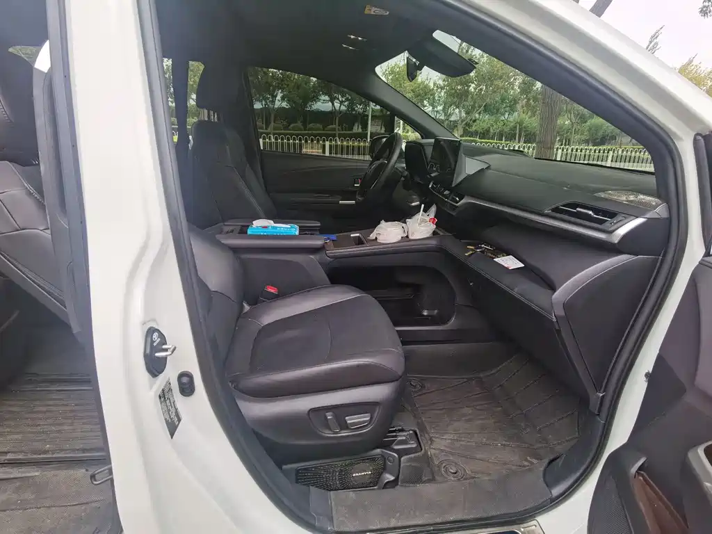 Toyota Granvia — миниатюра 14