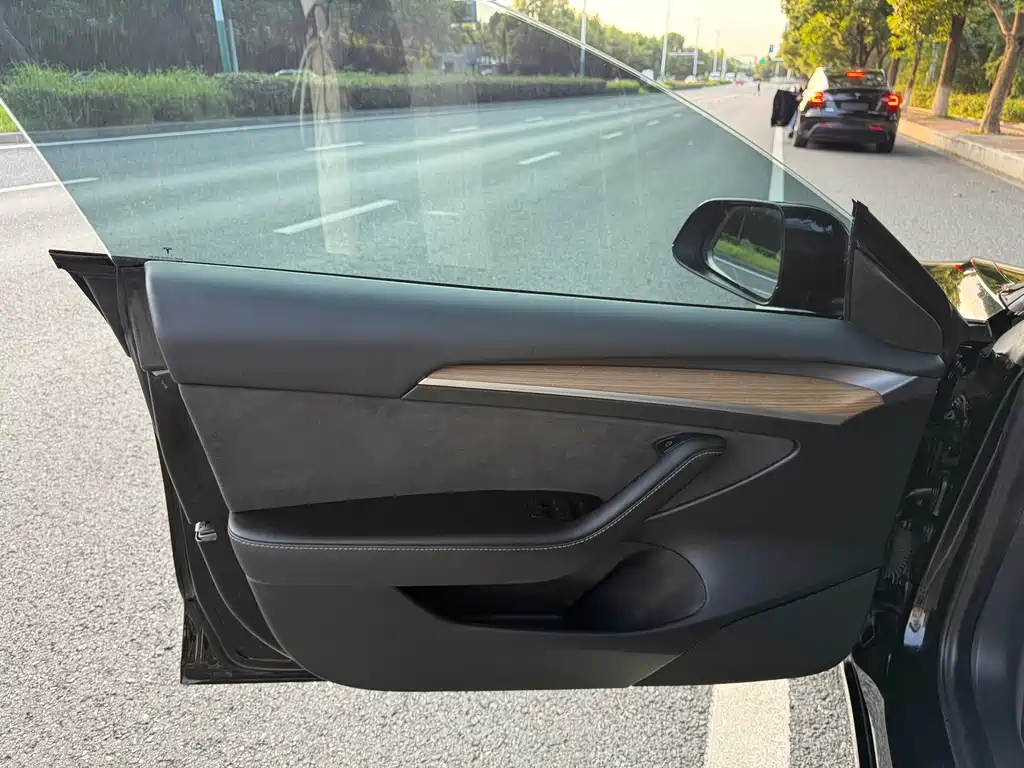 Tesla Model 3 — миниатюра 9