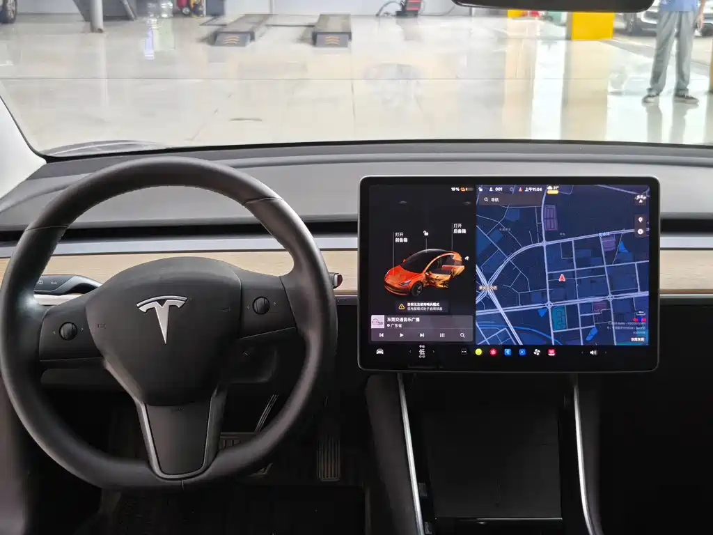 Tesla Model 3 — миниатюра 5
