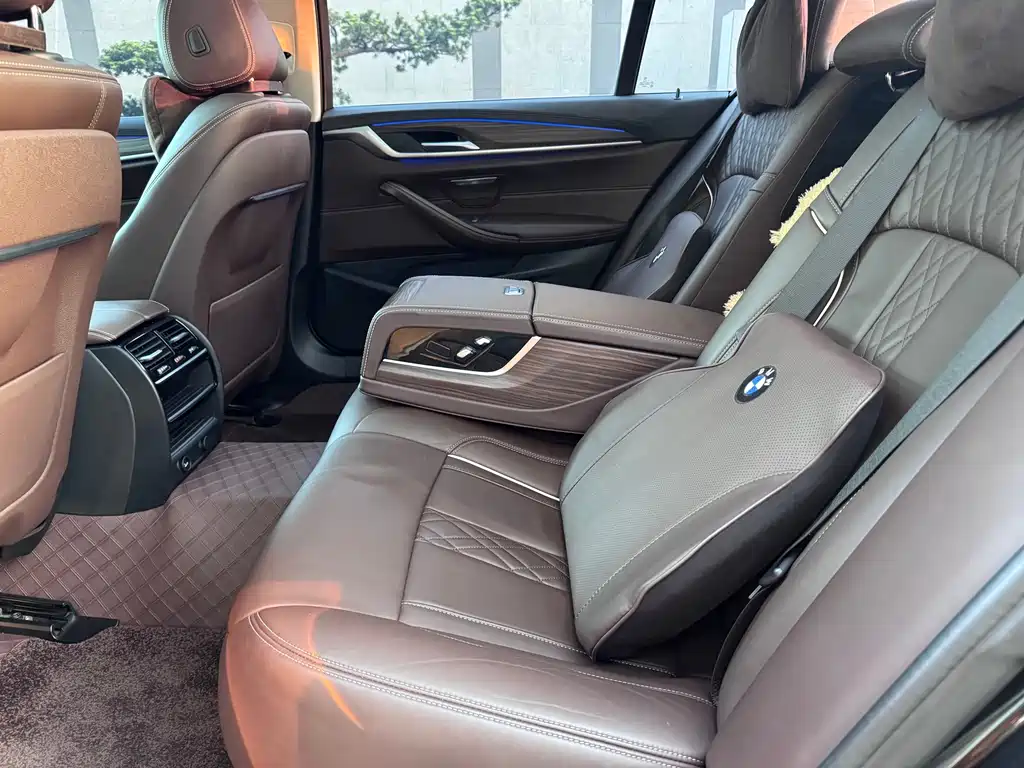 BMW 5 Series — миниатюра 13