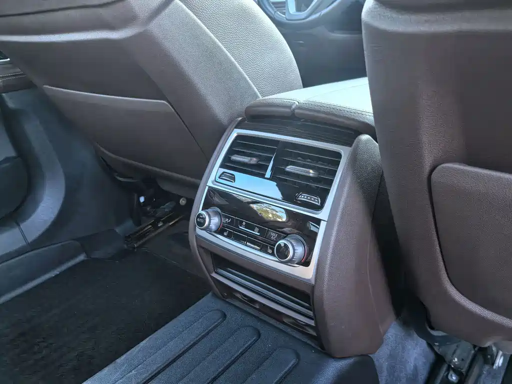 BMW 7 Series — миниатюра 21