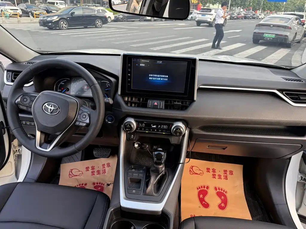 Toyota RAV4 — миниатюра 10