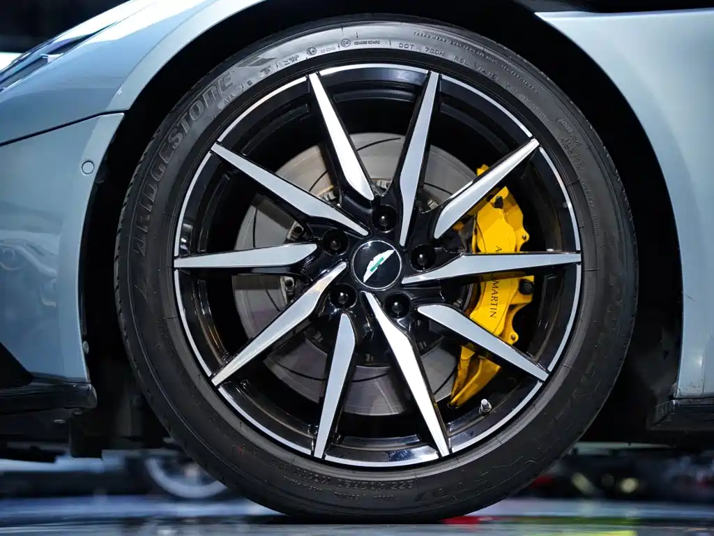 Aston Martin DB11 — миниатюра 2