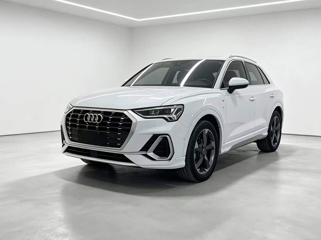 Audi Q3 1.4 л 2022 г. Белый, пробег 49700 км