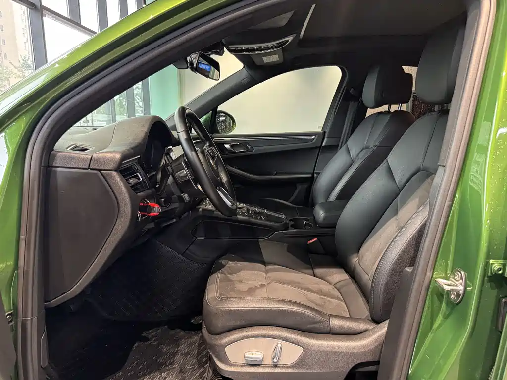 PORSCHE MACAN