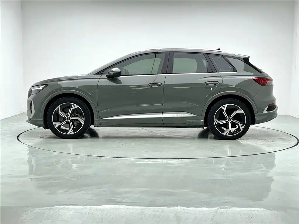 AUDI Q4 E TRON