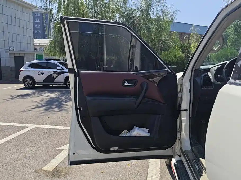 Nissan Patrol — миниатюра 7