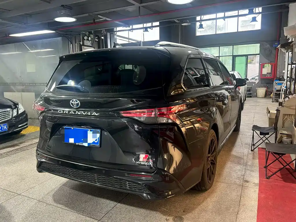 Toyota Granvia — миниатюра 3