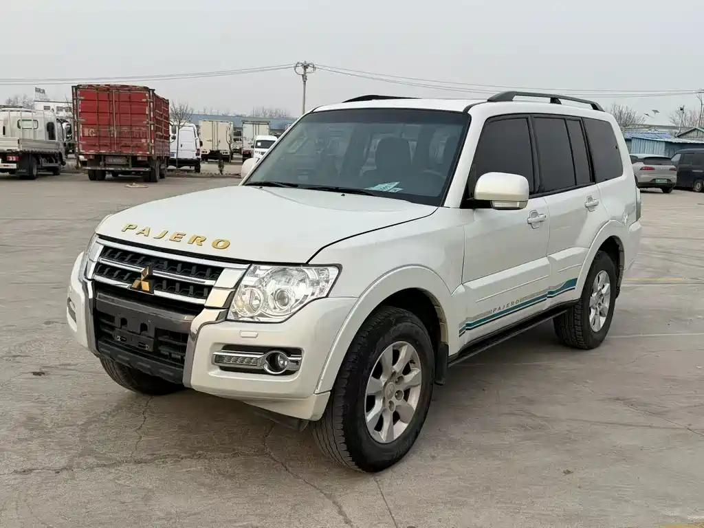 MITSUBISHI PAJERO