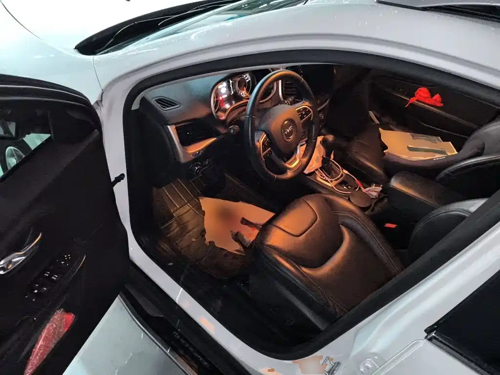 Jeep Cherokee — миниатюра 12
