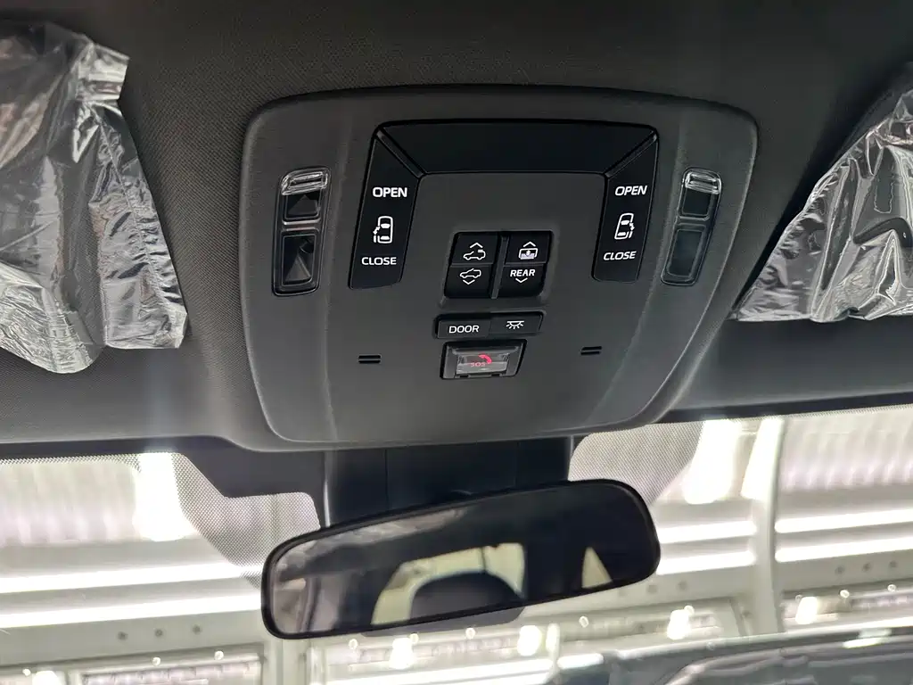 Toyota Granvia — миниатюра 11