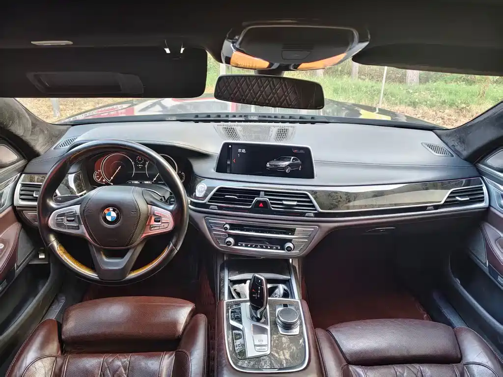 BMW 7 Series — миниатюра 6